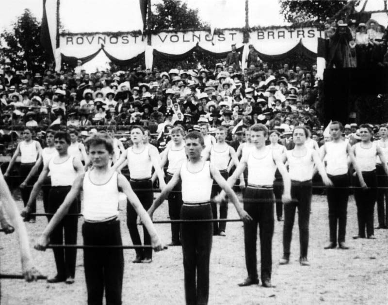 Veřejné cvičení tělocvičné jednoty Sokol v Českém Brodě 10.června 1910 na oslavu 40ti letého trvání za účasti okolních jednot - picture 4